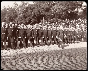 Vista da polícia marchando em uma parada da polícia de Nova York, Nova York, 1898 (impressão de gelatina de prata)